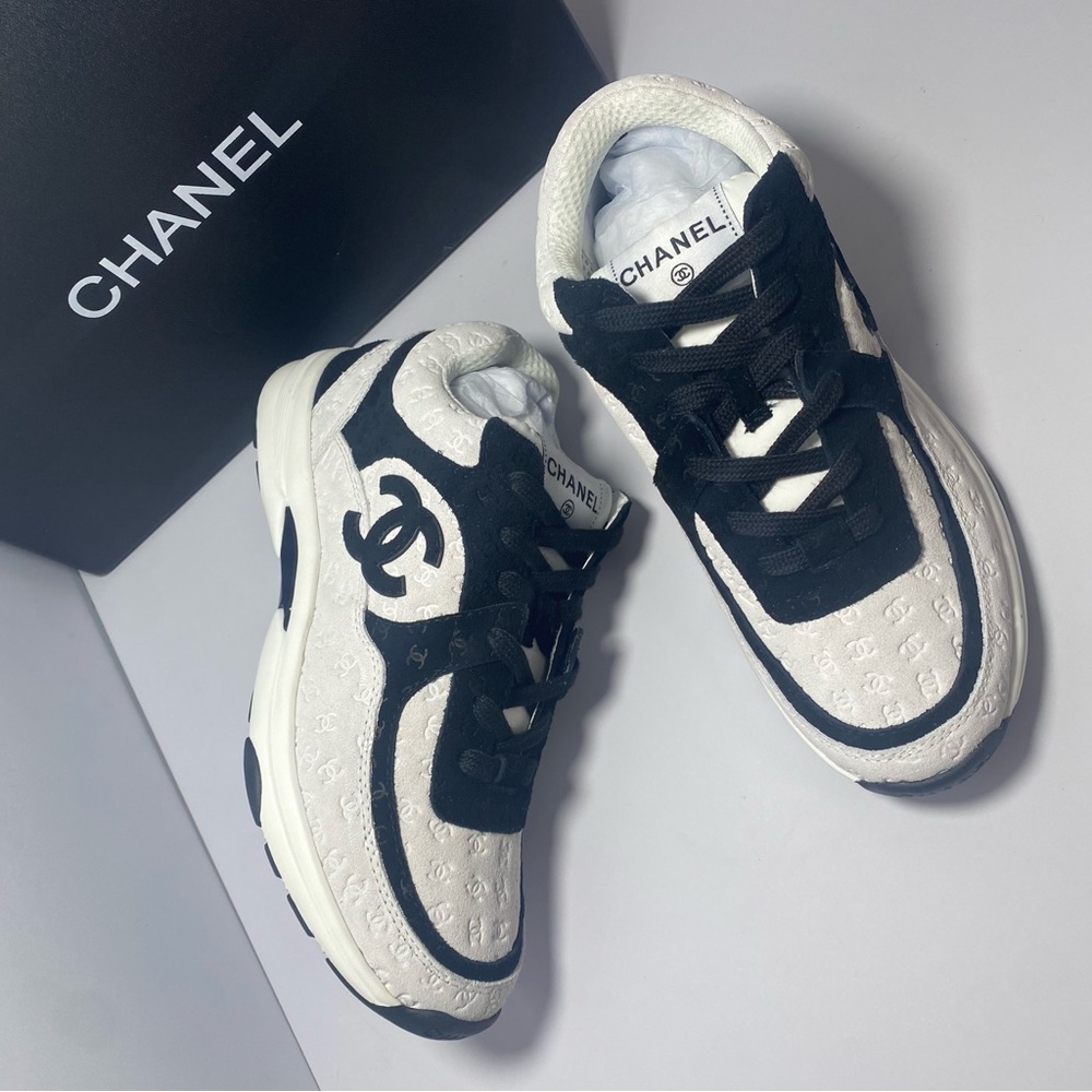 Women’s Chanel sneakers 💕